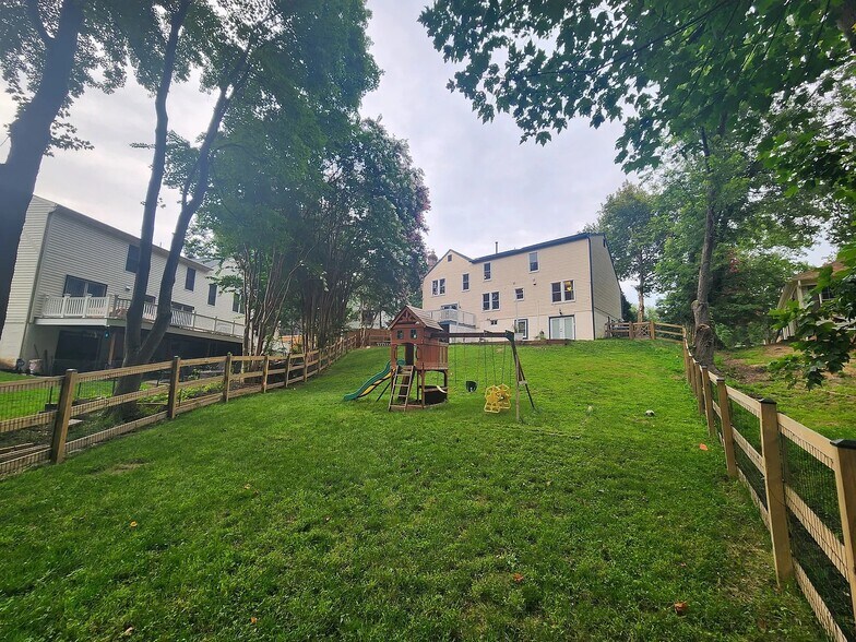 Building Photo - 721 Symphony Woods Dr