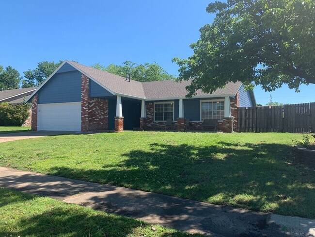 Building Photo - This beautifully updated three-bedroom, tw...