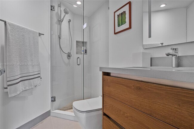 Building Photo - 520 Brickell Key Dr