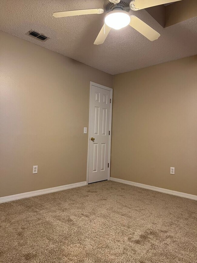 Building Photo - Beautiful 4/2 with 2 Car Garage in the Wek...