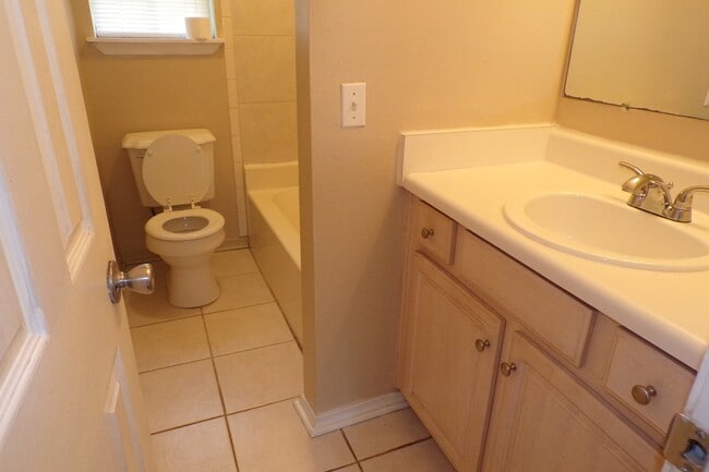 Building Photo - Spacious & Pet-Friendly 3/2 Home in West P...