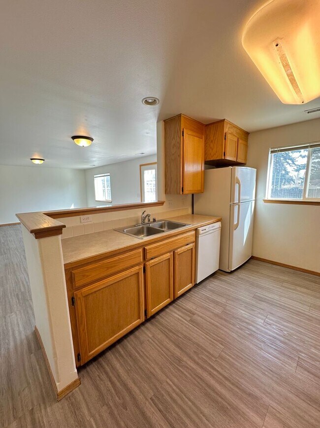 Building Photo - 4 Bedroom 3 Bathroom Home with Attached Garage, AC, and 2 Separate Living Areas!