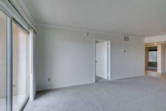 Building Photo - GORGEOUS 2 BEDROOMS UNIT*UPGRADED*TONS OF ...
