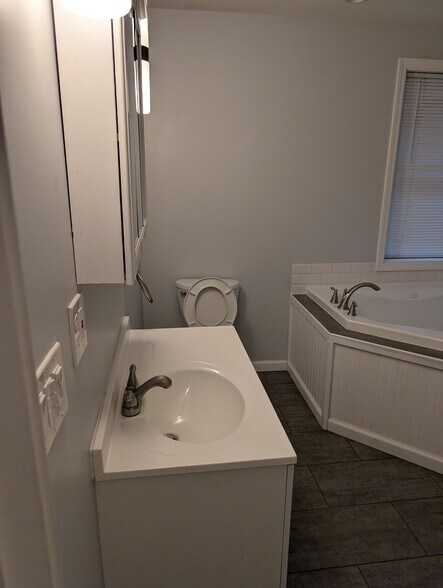 Main bathroom - 64 Pollock Rd