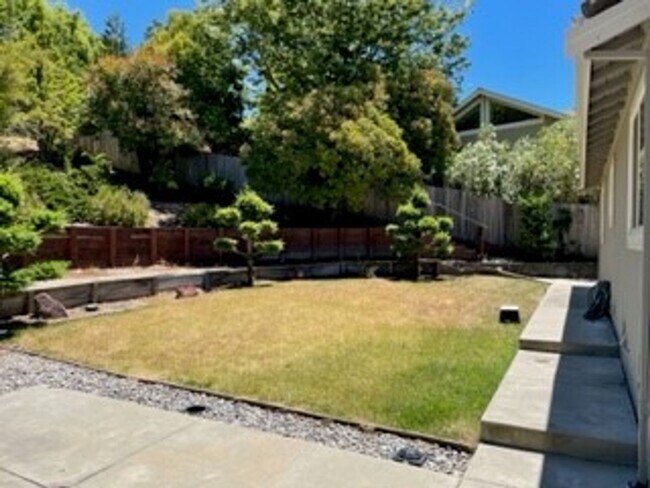 Building Photo - -Spacious 4 Bed 2.5 Bath, House, with Hew Hardwood Floors throughout -