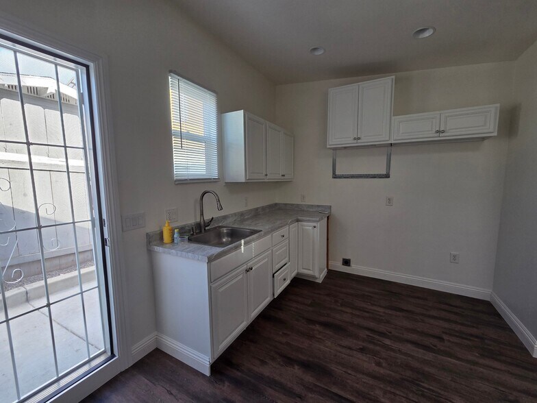Building Photo - 523 N Tremont St