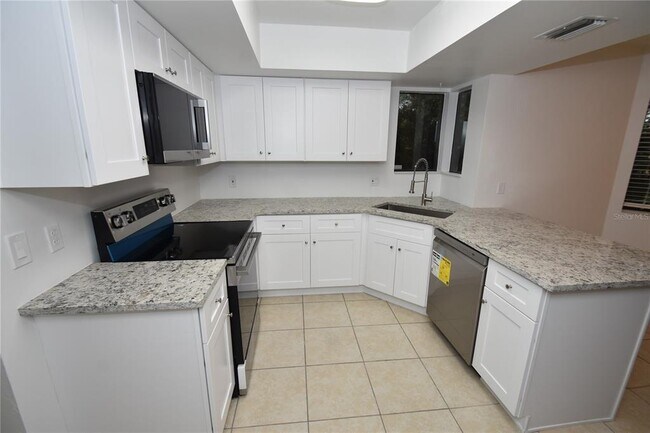 Building Photo - 11 Surrey Ct