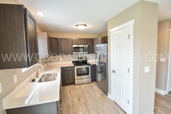 Building Photo - 3 BDRM 2.5 Bath finished basement fenced backyard in Ankeny