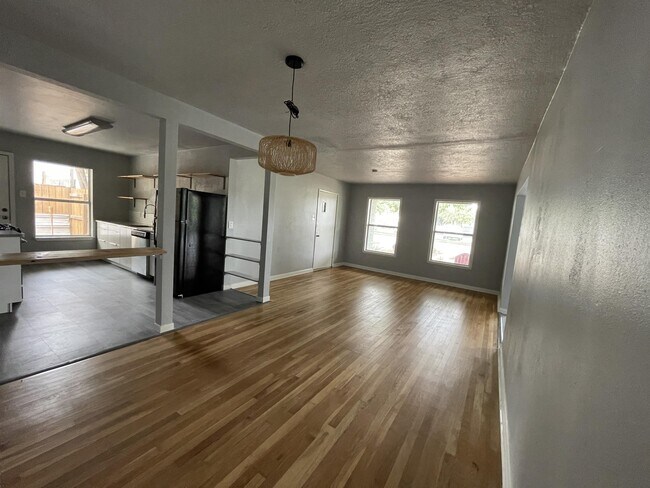 Building Photo - 258 Cresham Dr