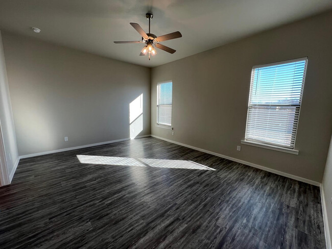 Building Photo - 2018 Kenwood Ave