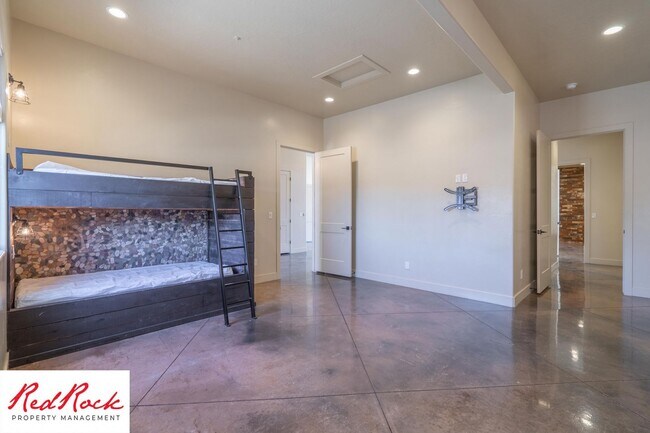 Building Photo - 4 Bedroom Luxury Home Near Sand Hollow