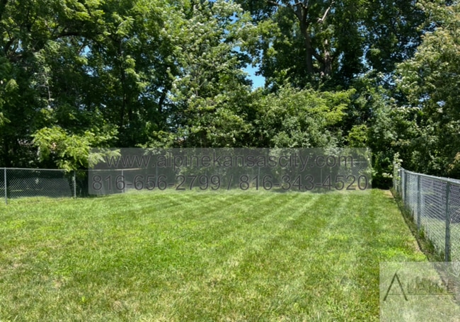 Building Photo - 2 Units Available Across from Congress Mid...