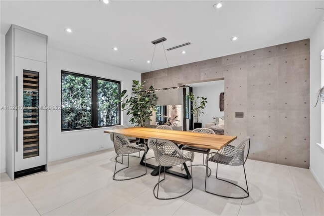 Building Photo - 725 W 49th St