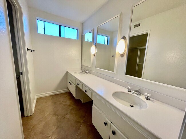 Building Photo - Beautiful 3bdrm/2ba in Mission Viejo!