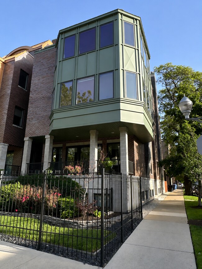 Building Photo - Rare Oversized Fully Furnished 3 Bed / 2.5 Bath 2,800+ SF Duplex with Private 1,000 SF Roof Deck ...
