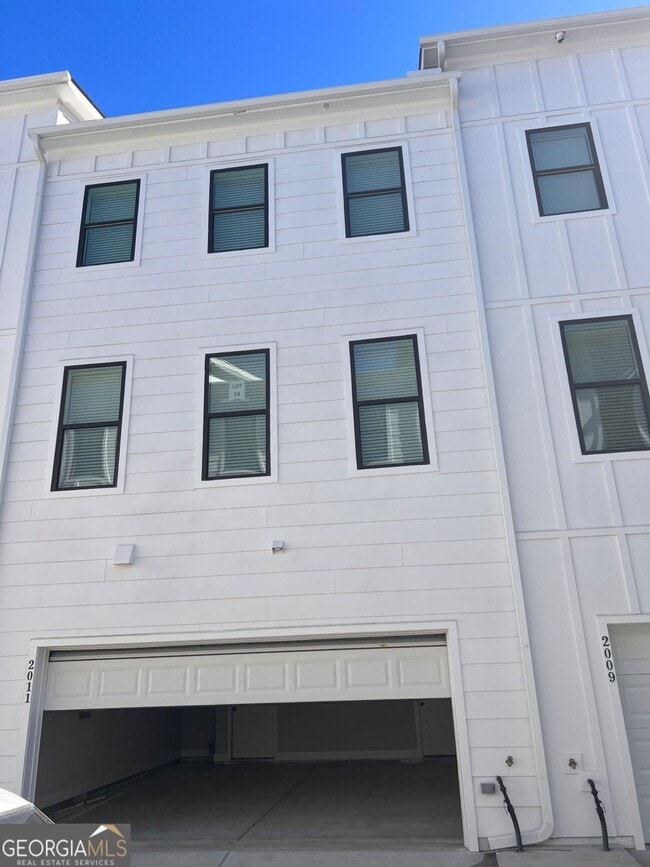 Building Photo - 2011 Oak Ln NW