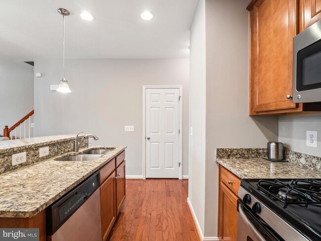 Building Photo - 43889 Centergate Dr