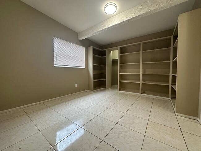 Building Photo - 8728 N Mandarine Pl
