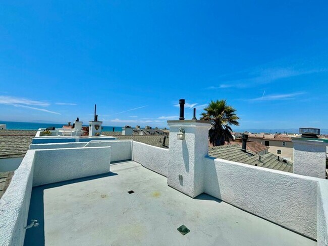 Building Photo - Hollywood Beach | Oxnard | 3 Bed + 3.5 Bat...