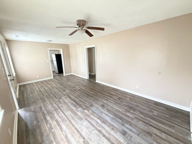 Building Photo - 1600 Holbrook Ave