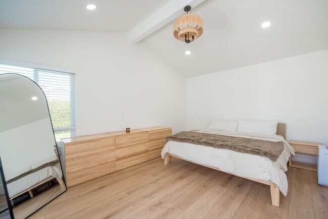 Building Photo - Remodeled South Huntington Beach Home