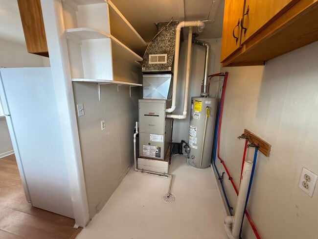 Building Photo - Two Bedroom, One bathroom, Pet Friendly Ho...