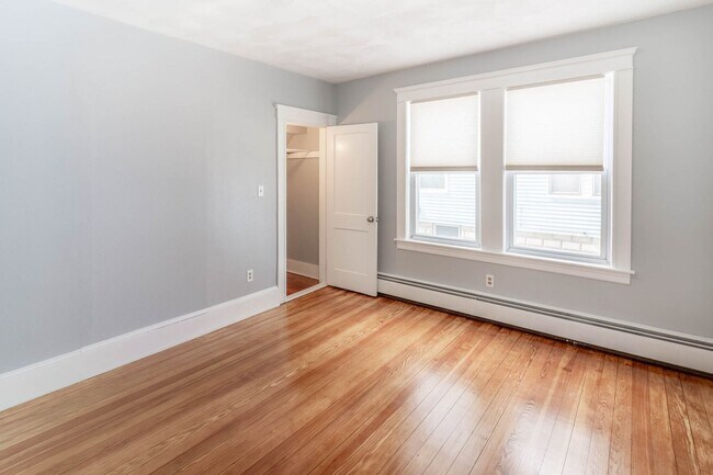 Building Photo - 572 Gaskill St