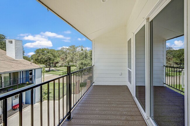 Building Photo - 2022 Lakewood Ct