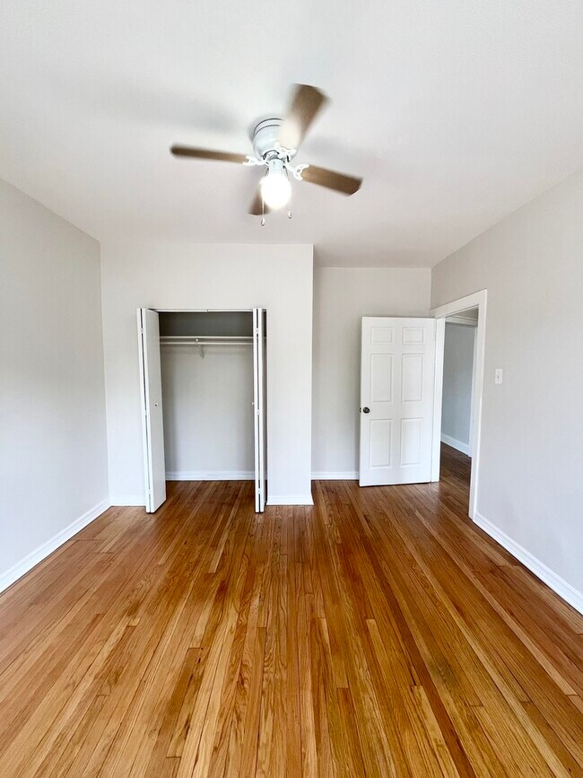 Building Photo - 4958 W Dickens Ave