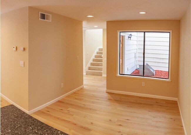 Building Photo - ? Greenbelt Access | Sauna | Updated Interior ?