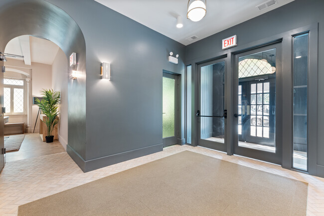 Building Photo - 1650 W Roscoe St