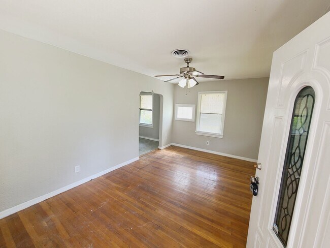 Building Photo - Three Bedroom One Bathroom Cottage in Palmetto Park, St. Petersburg