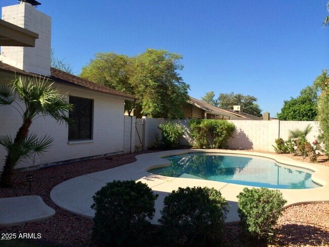 Building Photo - 8878 E Sheena Dr