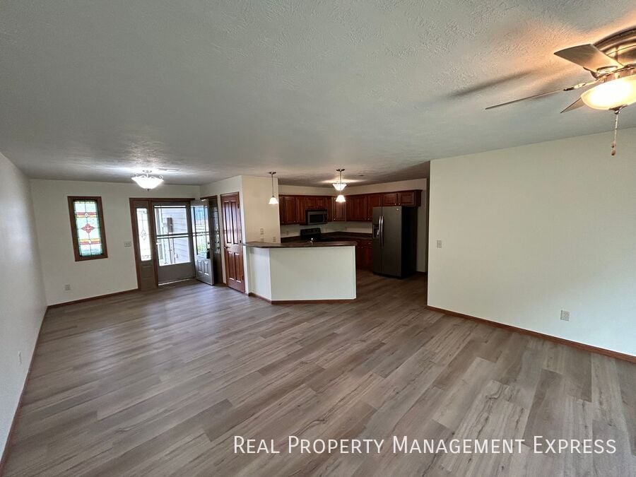 Building Photo - 2 Bedroom, 1 Bath Townhome with Amenities!