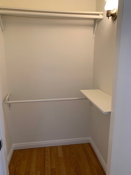 Building Photo - 1909 N Hollywood Way