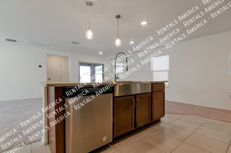 Building Photo - 9221 N Peridot Vis Ave