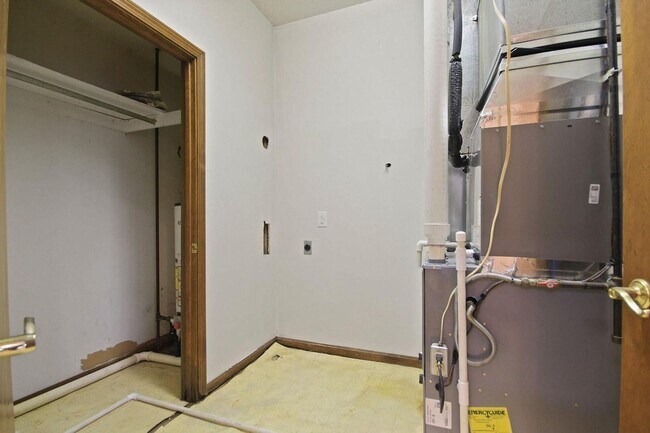 Building Photo - Private 3BR Brick Home with Scenic View