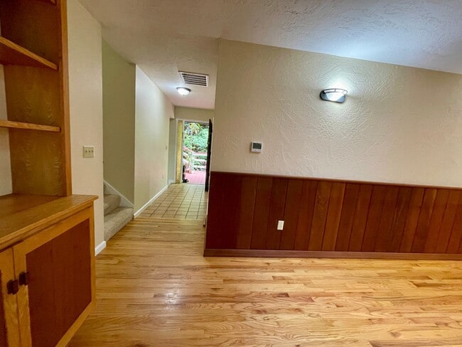 Building Photo - 4 bed, 3 bath split-level home in a private, forested setting (Bayside)