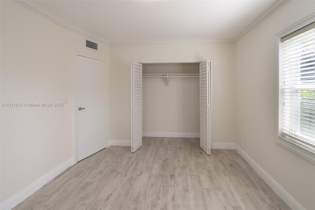 Building Photo - 7640 SW 54th Ct