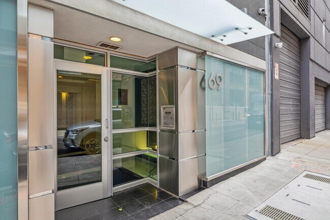 Building Photo - 69 Clementina St