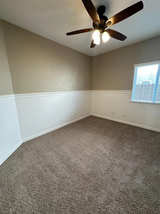 Building Photo - 2136 E Turnberry Ave