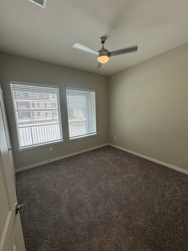 Building Photo - 1000 Persimmon Dr