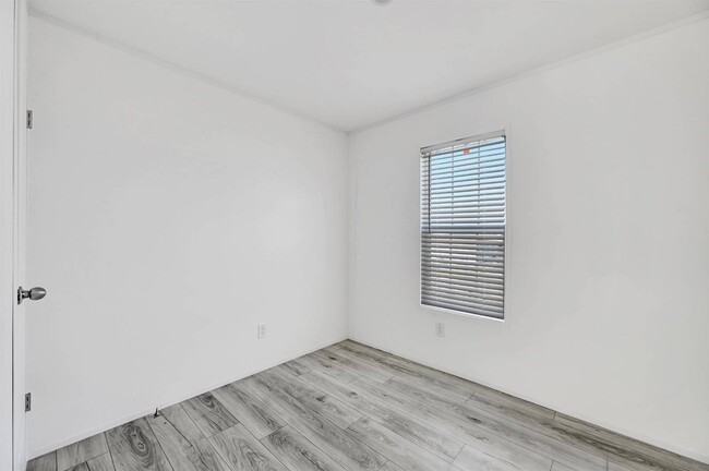 Building Photo - 2410 Skyview St