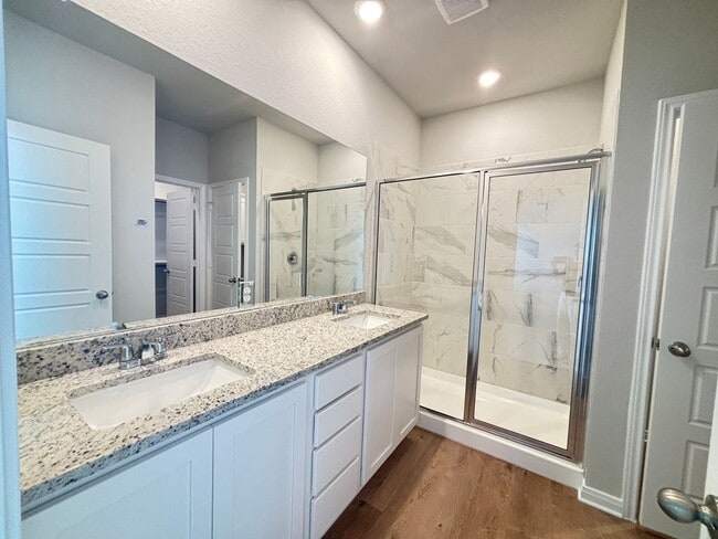 Building Photo - Want luxury living in the Far West ...Look no further...Amanda Park is it!