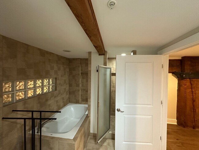 Building Photo - Desirable Nettleton rare vacancy massive  1Bd  2.5 bath with office/flex space , 2 parking space ...