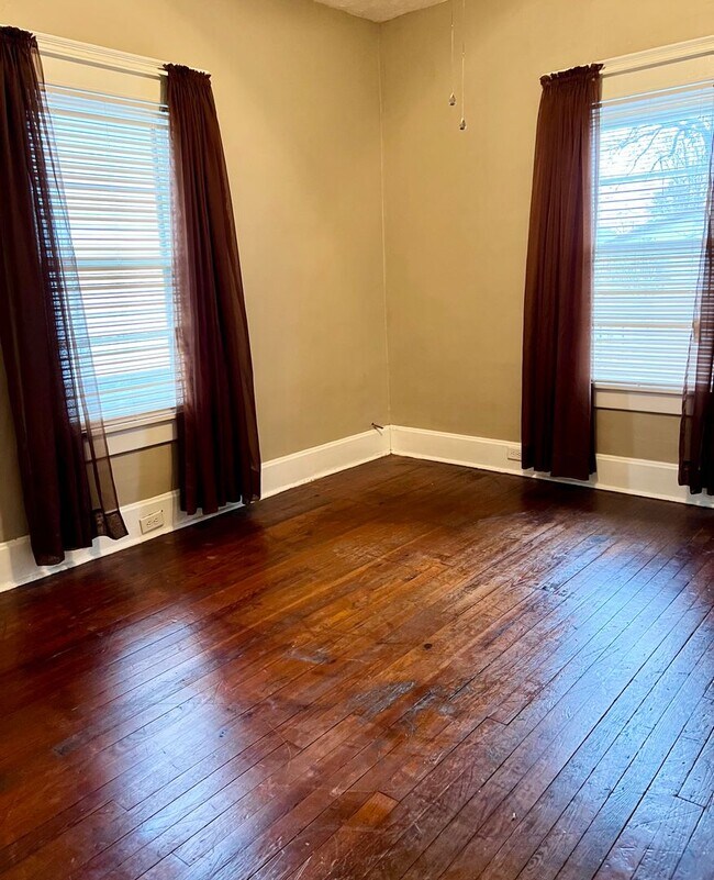 Building Photo - Charming 3-Bedroom Home with Garage & Fenced Yard!