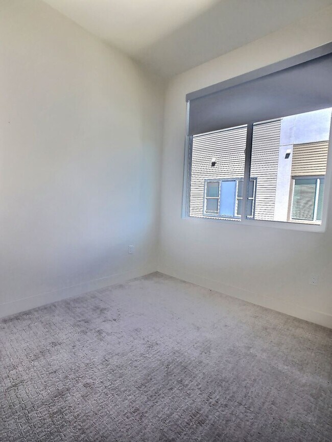 Building Photo - Bright 2 Bedroom Townhome in Downtown San Jose