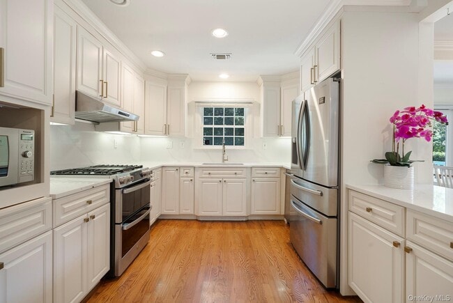 Building Photo - 44 Midhampton Ave
