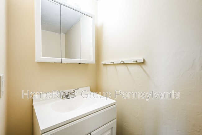 Building Photo - 331 Carters Grove Dr