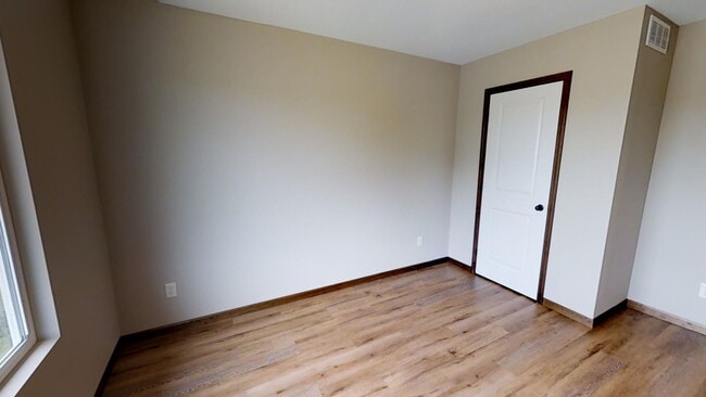 Building Photo - Luxury Townhome